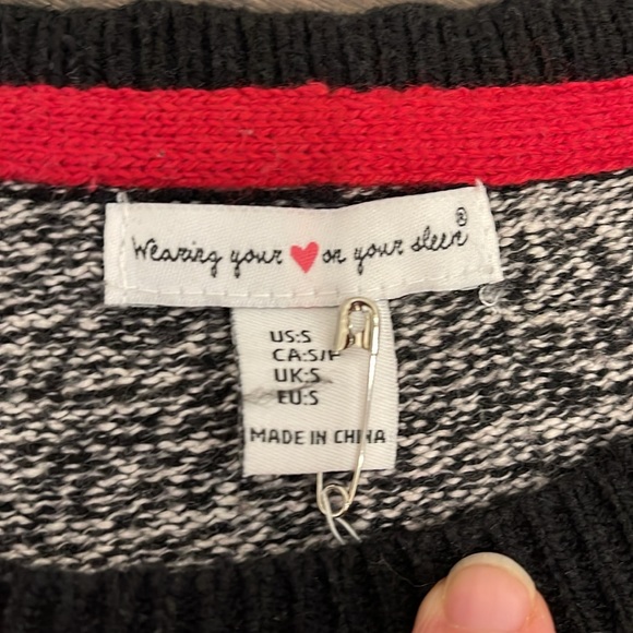 Wearing Your 🩷 On Your Sleeve Sweater sz S - Picture 4 of 5